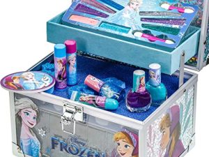 ديزني فروزن - مجموعة مكياج Townley Girl Train Case تتضمن ملمع شفاه ، وميض للعين ، وفرش ، وإكسسوارات طلاء الأظافر والمزيد! للفتيات الصغيرات ، الأعمار من 3 سنوات فما فوق ، مثالية للحفلات والنوم والتجميل